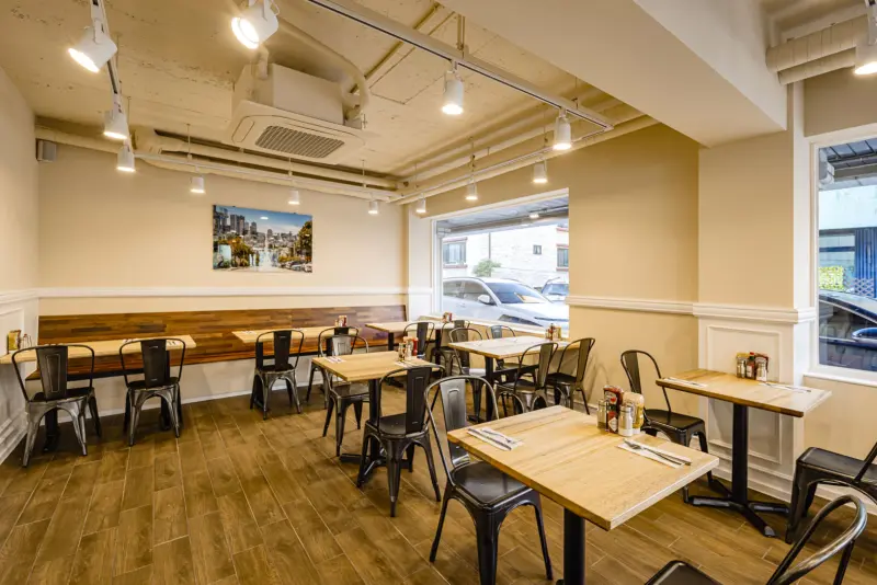 따뜻한 우드톤의 캐주얼 다이닝 인테리어